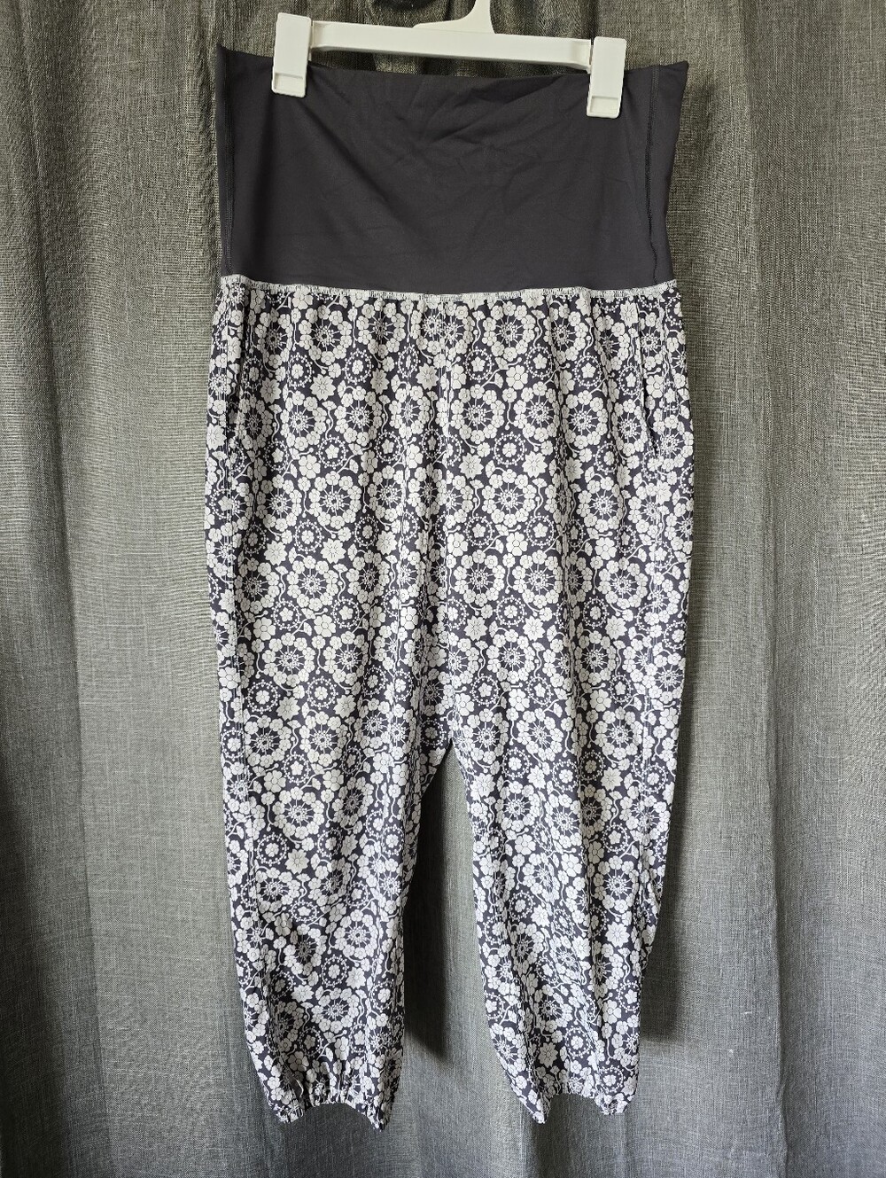 Lululemon Om Pants in Twiggy Printed Nimbus Soot Size 10 Grey And White